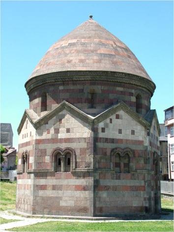 Anadolu Öncesi Türk İslam Mimarisi Saltuklu camilerinin temsilcileri ise Erzurum da inşa edilen Kale Mescidi ve Ulu Camii dir.