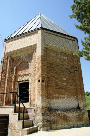 Anadolu Öncesi Türk İslam Mimarisi 3.19) figürlü süsleme ve farklı bezemeleriyle önemlidir. Caminin doğuya açılan mukarnas kavsaralı kapısı ise Selçuklu kapısı ismi ile anılır.