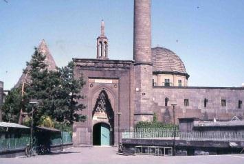 İSLAM SANAT TARİHİ Resim 3.22 Malatya Ulu Camii Resim 3.23 Kayseri Huand Külliyesi Çizim 3.5 Kayseri Hacı Kılıç Camii Planı (O. Aslanapa dan) Resim 3.