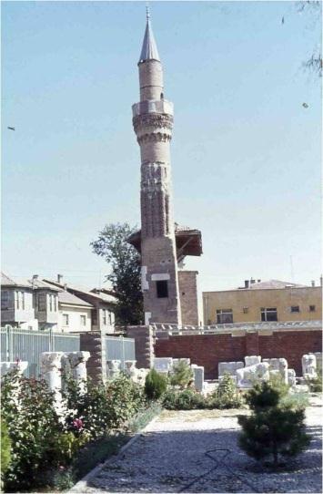 Anadolu Öncesi Türk İslam Mimarisi minberi, çini mozaik süslemeli kubbesi ile mihrabı ve süslemede kullanılan taş işçiliği ile dikkat çekicidir.