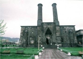 Anadolu Öncesi Türk İslam Mimarisi medreselerin ilk örnekleri XII. yüzyılın ortalarında Danişmentliler in Tokat ve Niksar Yağıbasan medreseleriyle başlar.