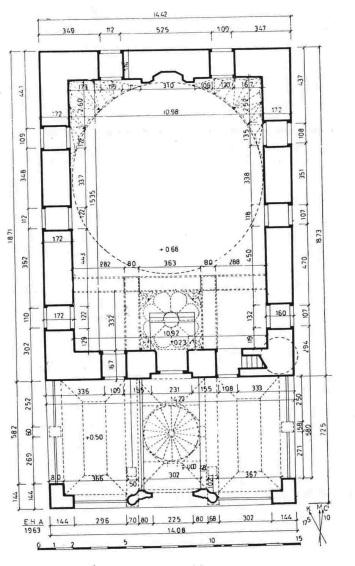 İSLAM SANAT TARİHİ Tek kubbeli camiler, kare planlı, kubbe ile örtülü, önlerinde son cemaat yeri bulunan minareli yapılardır. Resim 11.2 İznik Hacı Özbek Camii Resim 11.