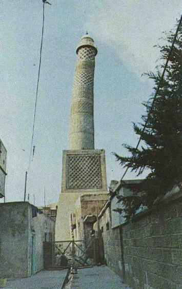 Anadolu Öncesi Türk İslam Mimarisi bir görüntüdedir. Örtü firuze sırlı tuğla ile geometrik bezelidir. İnşasında kerpiç ve tuğla kullanılmıştır.