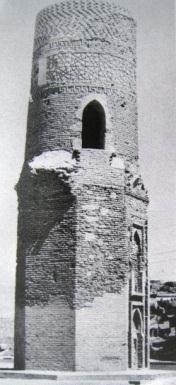 Atabeylik, Eyyubi ve Memlüklerde Mimari Hama Cami-i Nur Sincar Minaresi fındaki ana eyvan, yaklaşık 20,00 m yüksekliğindeki duvarlar üzerine 10,00 m yüksekliğindeki sivri beşik tonozu ile oldukça
