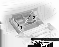 56 Eşya saklama ve bagaj bölümleri Kilitleme kolunu aşağıya doğru bastırın ve lamba desteğini yerine oturana kadar bağlantı elemanına bastırın. Bu işlemi her bir arka lamba için uygulayın.