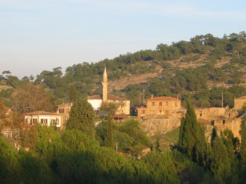 çağ sikkelerinde, tapınak cephesinde duran bir kutsal heykelin, 5 metre uzunluğunda bulunduğu sanılmaktadır. Ünlü Roma İmparatoru Julius Ceaser ın burayı ziyaret ettiği biliniyor.