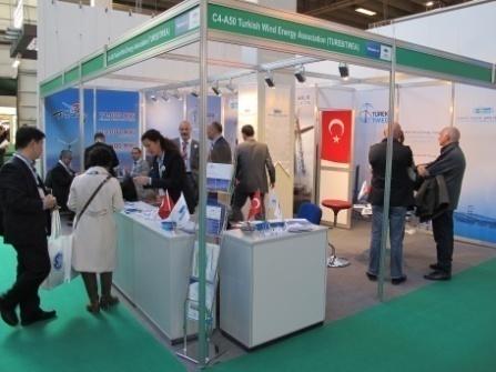 Açılış konuşmalarının ardından TÜREB olarak etkinliğin ilk gününden itibaren standımızda (C4-A50) ziyaretçilere Türkiye Rüzgar Pazarı ile ilgili bilgi verilmiş, ülkemizdeki rüzgar pazarı ve yatırım