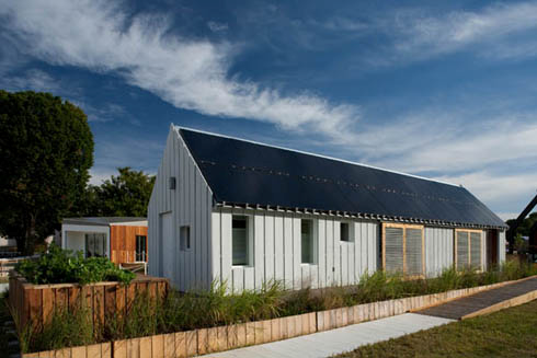 California Ekibinin evi: Refract House 2) Mühendislik dalında ülkenin önde gelen enerji sistemleri ve enerji tasarrufu konusunda yaratıcı yenilikler ve güvenilir örnekler vermiş olan bir grup