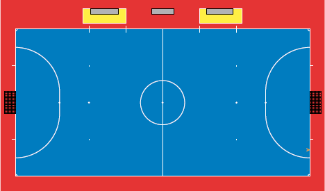 Serbest vuruşu kullanan oyuncu, topu gol amacı ile rakibin