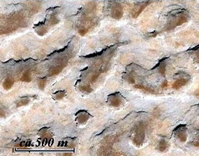 Şekil 35 (solda)- Toroslarda yaygın olan kireçtaşları üzerinde karstik aşınma yüzeyleri de sık görülür.