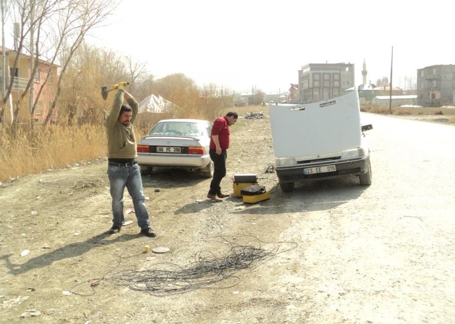 4.2 Sismik yansıma Sismik yansıma yöntemi, basitçe, karmaşık bir geometriyle toplanan sismik kayıtların, bir seri veri-işlem prosedürü sonucunda bir araya getirilerek bir kesit haline dönüştürülmesi