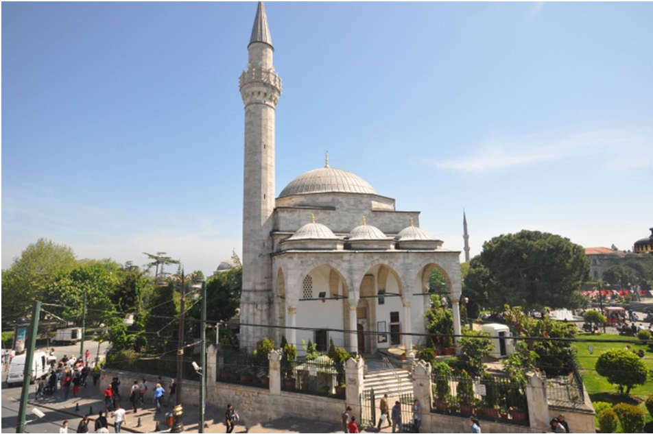 FİRUZAĞA CAMİİ Sultanahmet, Binbirdirek Mahallesi, Divanyolu Caddesi, 53 numaralı adrestedir. Sirkeci tarafından gelip, Alemdar Caddesi ni Sultanahmet te bitirince, sağa Divanyolu na girilmektedir.