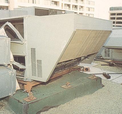 Depremlerde Tesisat Hasarları - III Çatı tipi paket (rooftop) klima, açık yaylı titreģim izolatörlerinin üzerine yerleģtirilmiģ.