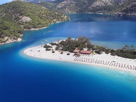 Muğla Fethiye de bulunan Ölüdeniz Muğla ya 128 km, Fethiye ye 12 km mesafededir.