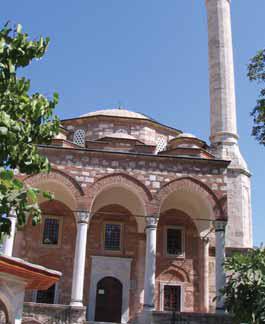 Cihanoğlu Camii ve Külliyesi: Aydın Merkez Köprülü Mahallesi ndedir. Müderris Cihanoğlu Abdülaziz Ağa tarafından 1756 da yaptırılmıştır. Barok mimarisinin taşradaki en önemli örneğidir.