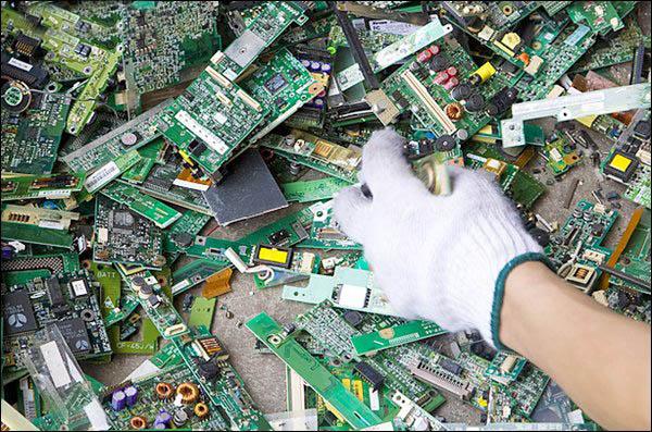 AEEE Geri Dönüşümü Atık Elektrikli ve Elektronik Eşyalar ;tekrar kullanım amacıyla toplanmakta, taşınmakta ve depolanmaktadır. Depolanan ürünler kırma, parçalama ve öğütme vb.