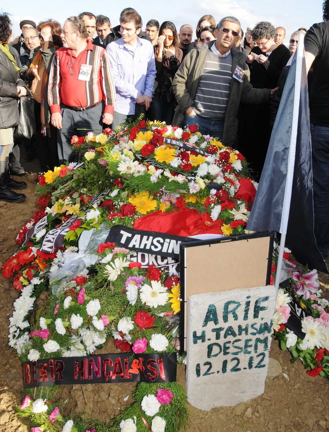 .. Gösteririz torunlarýmýza... Hikayelerini anlatýrýz... Son anýmýzý... Son konuþmamýzý... Hiç unutamayýz yýllarca... * Cenazelerin mutlu bir tarafý mý var? Gariptir ya, var.