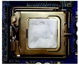 1-3-2 CPU Soğutucusunun Takılması Şek.1 Takılan CPU nun yüzeyine lütfen ısı macunu sürün. Şek. 3 CPU soğutucusunu CPU nun üzerine yerleştirin ve itme pinlerinin anakart üzerindeki pin deliğine baktığından emin olun.