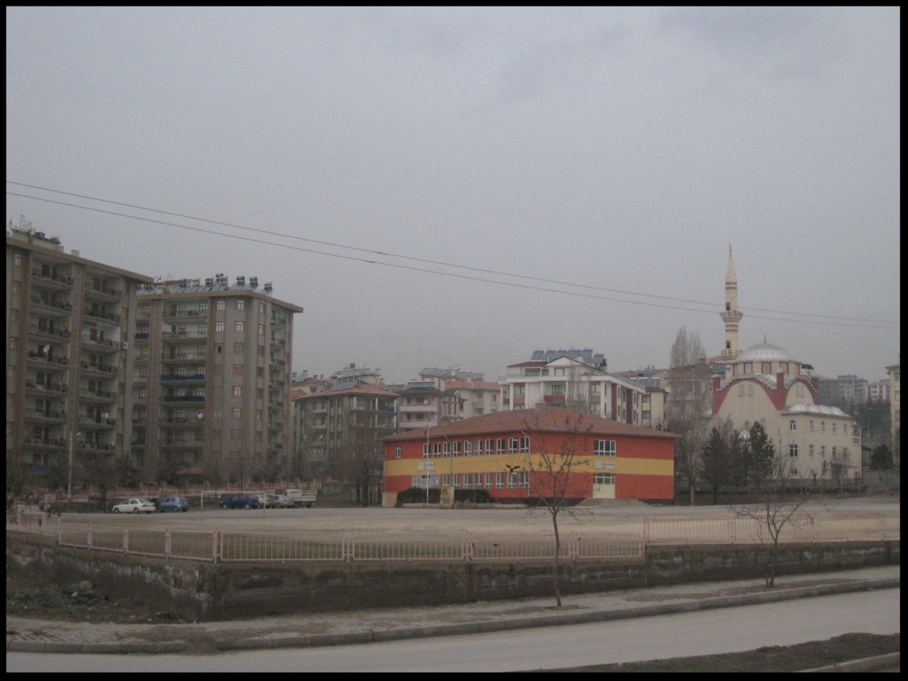 39 Foto 8:Org. Bedrettin Demirel Lisesi. Geniş bir bahçesinin olmasına rağmen okul eklentilerinin olmadığı, okul bahçesinde yeşil dokuya önem verilmediğini gösteren güzel bir fotoğraf.