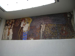 1897 ylnda bakanl)na geldi)i Secession hareketinden önce Klimt, Künstlerhaus (Sanatçlar Evi) ad altnda toplanm bir sanatç birli)ine ba)lyd. O, bu birli)i terk eden ilk sanatç olmutur.