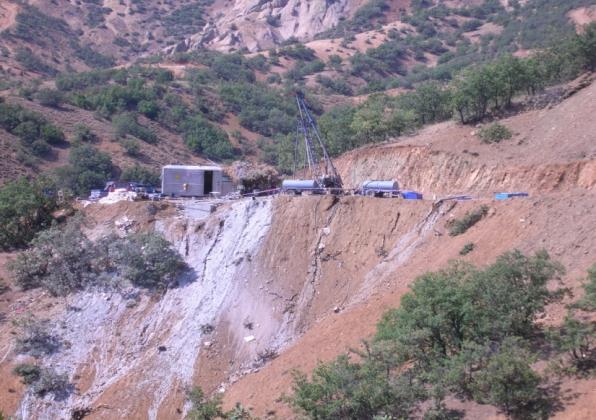 Sivas-Divriği-Akdağ sahası 2009 yılında Divriği-Akdağ ruhsat sahasında Mo içeren zonların devamlılığını ve Cu, Pb, Zn içeren altere zonların derine doğru kalınlığını araştırmak üzere sondajlı arama