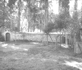 13 Bornova Yahudi Mezarlığı, Bornova Đngiliz Mezarlığı nın karşında yer almaktadır. Eskiden civarında Müslüman mezarlığın da bulunduğu bilinmektedir.