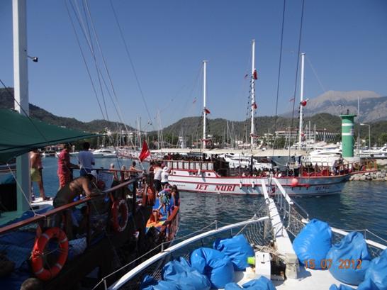 SOSYAL ETKİNLİKLER 15 Temmuz 2012 : Üyelerimiz ve ailelerinin de katıldığı yaklaşık 100 kişilik bir grupla Antalya`ya 35 km olan Kemer, Phaselis, Klopatra ve Mehmet Ali bükünde doğal