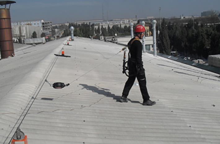 Çatıda Yapılan Çalışmalarda Güvenlik Önlemleri Yatay yaşam hattı belirli kritik noktalarda bulunmamaktadır.