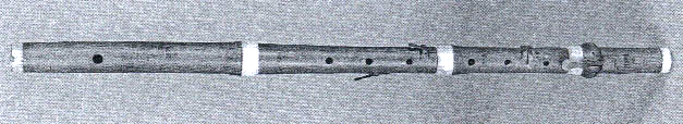 7 Şekil-1: Eski flüt örneği (Gençel, 2005: 4) Şekil-2: Eski flüt örnekleri (Solum, 1992: 52,53) Dünyanın birçok yerinde yapılan arkeolojik kazılar sonucunda resimler, kabartmalar, heykeller, yazıtlar