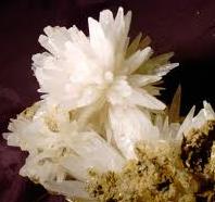 Doğal kalsiyum karbonat en yaygın olarak hekzagonal yapıda kalsit; nadiren ayrık veya