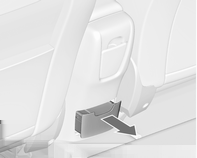 56 Eşya saklama ve bagaj bölümleri Arka konsol Bardak tutucusunun çerçevesini çıkarmak için düğmeye bastırın. Çerçeve torpido gözünde muhafaza edilebilir.