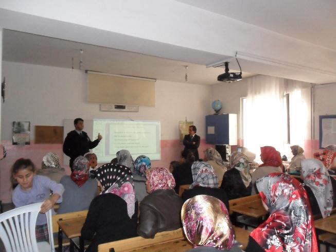 Ahmet DEMİR, Ticaret Meslek Lisesi Öğretmeni Galip UYAR, İlçe Müftülüğü Vaizi Hüseyin ARSLAN, İlçe Emniyet Müdürlüğü Çocuk Suçları Birim Amiri Dursun KARAKAYA tarafından verilen eğitimler Erbaa ilçe