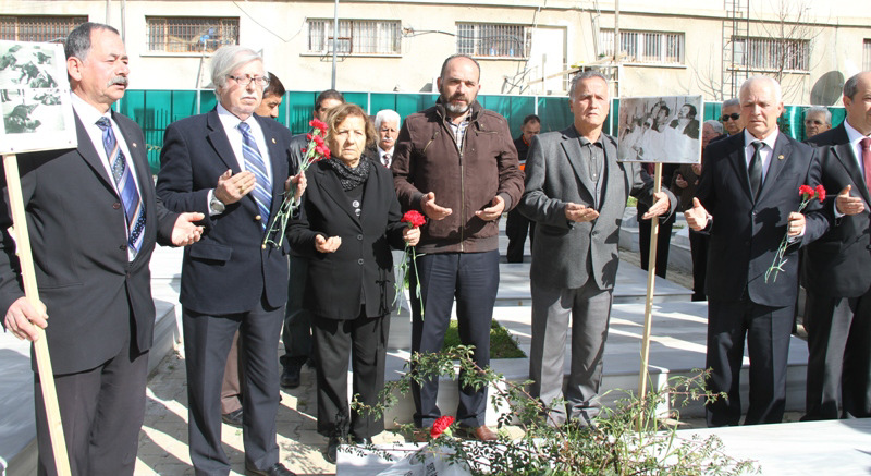 Toplu iþ sözleþmesini, Vakýflar Bankasý Müdürü Cengiz Erçal, Yönetim Kurulu Baþkaný Osman Bayhanlý ve KTAMS Genel Baþkaný Ahmet Kaptan imzaladý.