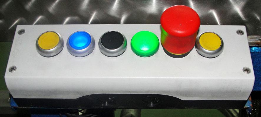 Elektromanyetik debimetrenin ölçüm kısmı Şekil 8 Debimetre Ölçüm Kısmı 2.5. Butonlar Sayaçları sıkıştırma butonları. (Pistonun çalışması için iki sarı buton aynı anda basınız) Masa aktif lambası.