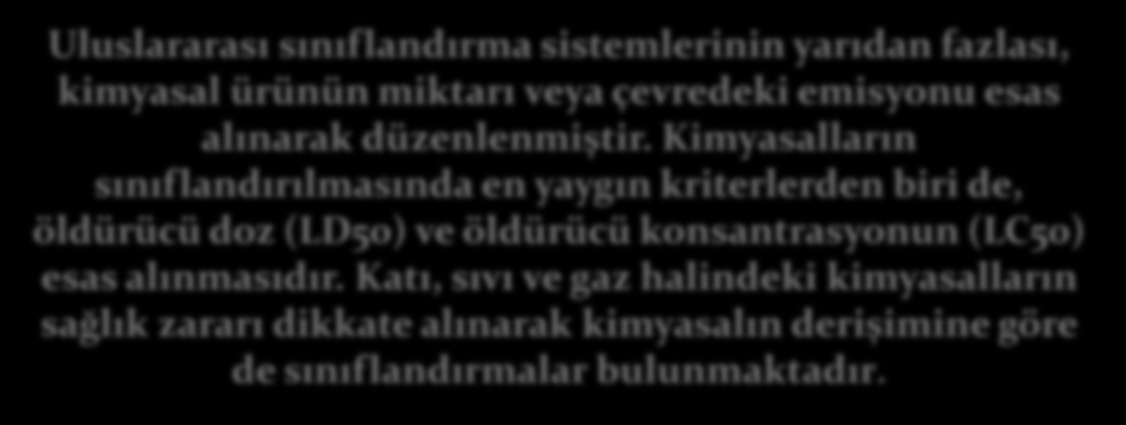 Uluslararası sınıflandırma sistemlerinin yarıdan fazlası, kimyasal ürünün miktarı veya çevredeki