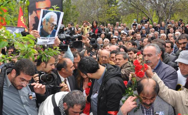 SUAT SEZAİ GÜRÜ ANILDI Makina Mühendisleri Odası nın 29 Şubat- 1 Mart 1992 tarihlerinde yapılan Oda Genel Kurulu ve seçimlerinde 12 yıl aradan sonra yeniden Oda Genel Sekreterliğine seçilen Suat