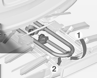 84 Eşya saklama ve bagaj bölümleri Bisiklet taşıyıcının sökülmesi 2. Kayışı çözün. Montaj braketlerini şekilde görüldüğü gibi hizalayın. Kolu (1) öne çevirerek taşıyıcıyı (2) ayırın ve kaldırın.