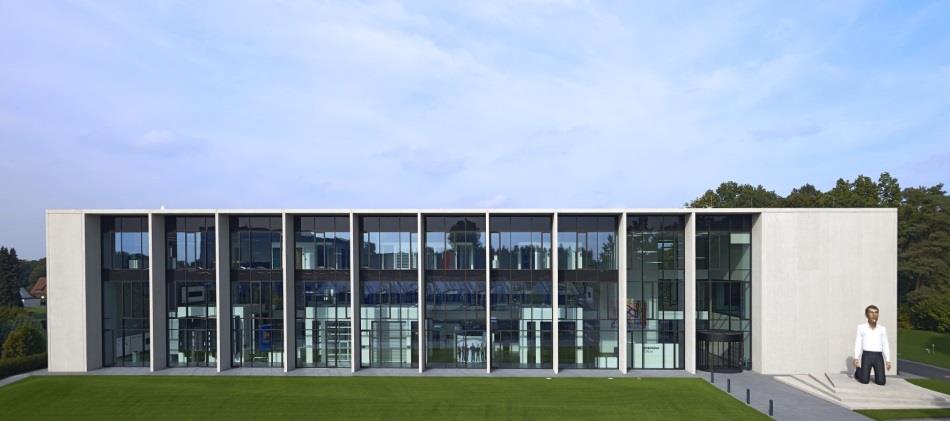 açılışını yapmıştır. Genel merkez Steinhagen deki Hörmann Forum da 6000 m² den daha büyük alanda şirketin şimdiye kadar en kapsamlı ürün sergisi gerçekleştirilmektedir.