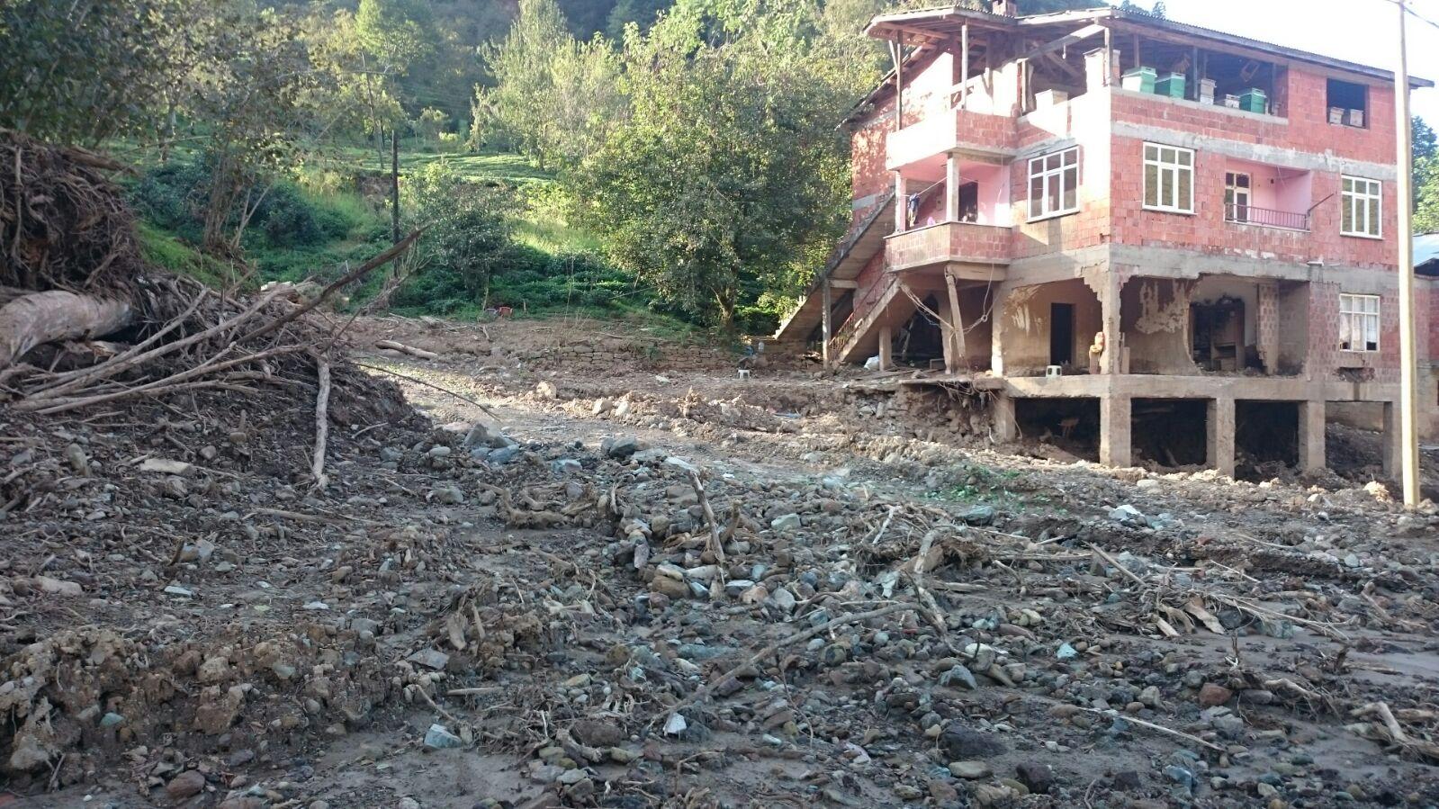 GĠRĠġ Doğu Karadeniz kıyıları Hopa baģta olmak üzere her yıl etkili yağıģların ve bu etkili yağıģları takiben sellerin görüldüğü bir bölgedir.