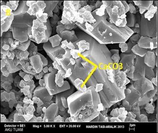 SEM Analizi Mardin taşı örnekleri yaklaşık 1 cm çapında parçalara kırılmıştır. Bu sayede kayaç yapısını ve dokusunu temsil eden yüzeyler elde edilmiştir.