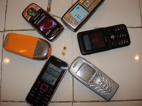 Yerleştirilen altı telefon kalan altı telefon kullanılarak larak