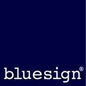 BLUE SIGN Bluesign etiketi 1997 yılında İsviçre de kurulmuştur. Kar amacı gütmektedir. Üretim prosesi boyunca hammaddeden kullanılan kimyasallara kadar tüm girdileri dikkate alır.