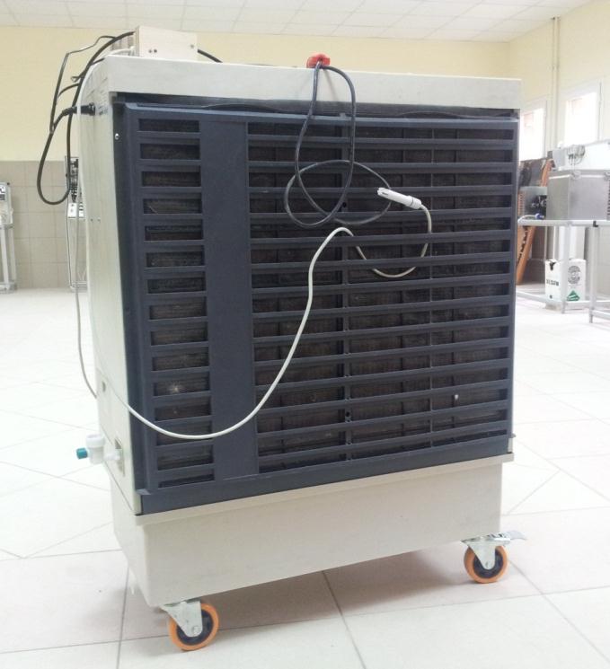 Şekil. 1. Doğrudan buharlaştırmalı soğutma sistemi DENEYSEL ÇALIŞMA Şekil 2. Petek sistemi ile buharlaştırmalı soğutma Deneyde Form A.Ş. nin FesCafe modeli taşınabilir evaporatif soğutucusu kullanılacaktır.