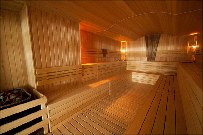 SAUNA Sadece Kuzey ülkelerinde yetişen ağaç ile istenilen yüksek kalitede sauna elde edilebilir. Ağaçlar sert hava koşullarında yavaş büyürler bundan dolayı daha sağlam ve dirençli yapıları vardır.