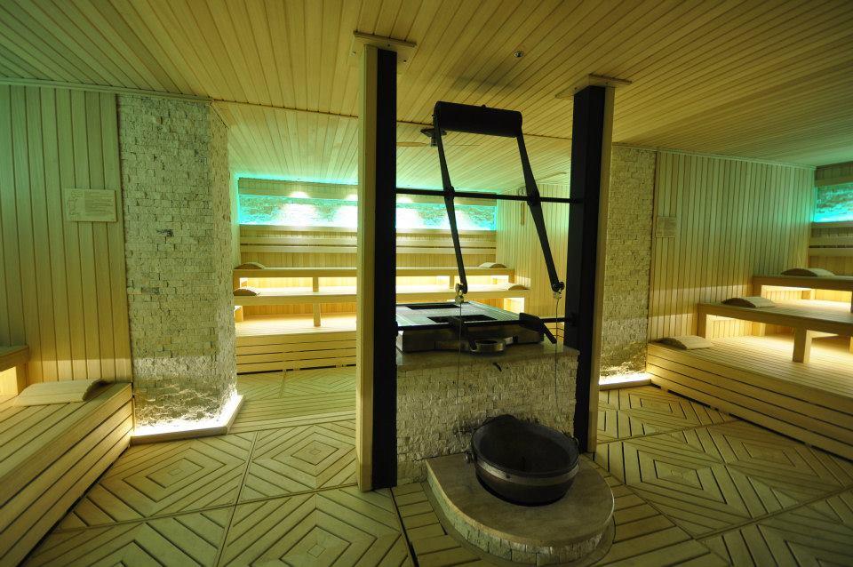 Klasik Fin Saunası 70-90 C Sıcaklık % 10-20 Nem Klasik sauna kullanımını karakterize eden saunanın yüksek sıcaklığı ile düşük nem oranıdır.