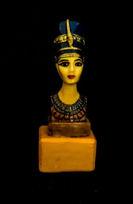 NEFERTİTİ Boyutlar : 7,5 x 12 cm Fiyatı : 20 TL Yer : Agyptisches Müzesi, Berlin - Almanya Açıklama : Kral Akhenaten in eşi MÖ 1370 1330 NEFERTITI Dimensions : 7,5 x 12 cm Price : 20 TL Location :