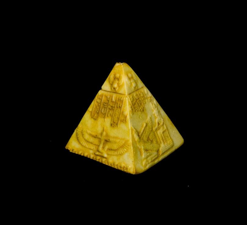 PİRAMİT Boyutlar : 7 x 6,5 x 7 cm Fiyatı : 20 TL Yer : Gize Mısır Açıklama : Firavun mezarı PYRAMID Dimensions : 7 x 6,5 x 7 cm Price : 20 TL Location : Giza Egypt Definiton : Tomb of the