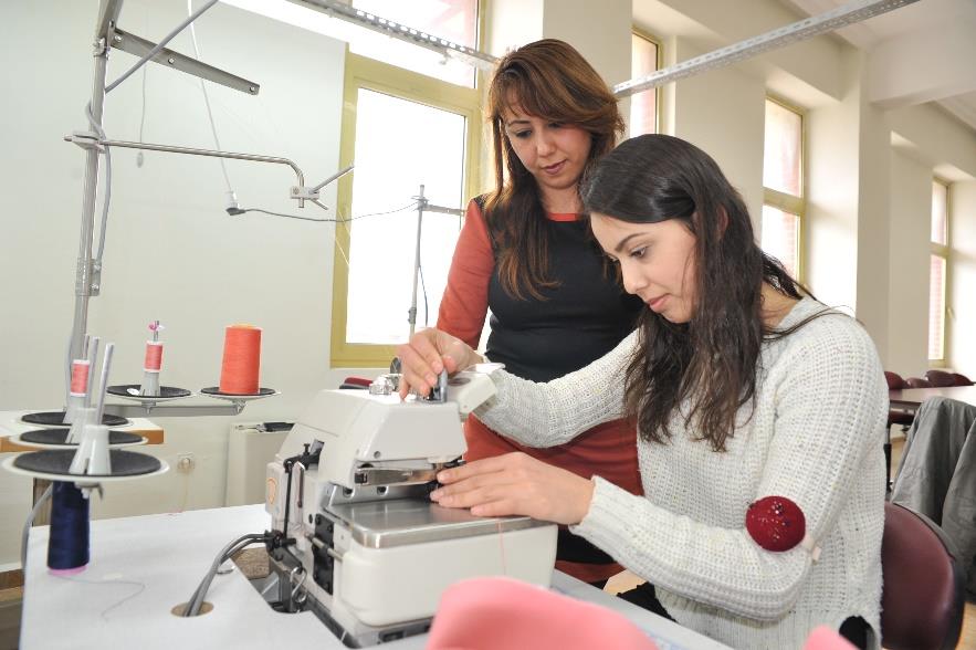 MODA TASARIMI Moda Tasarımı Programı, sektörün ihtiyaç duyduğu bilgili, donanımlı ve teknik becerilerle yetiştirilmiş moda tasarımcıları için açılmış ön lisans programıdır.