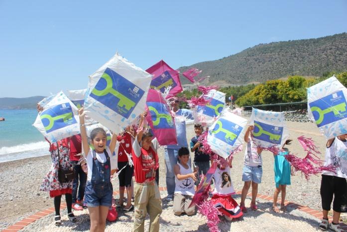 UÇURTMA ETKİNLİĞİ Hedef Grup: Süre: Yarım gün Etkinliği Yapan: Pine Park Tatil Köyü Etkinlik: Bölgedeki köy okullarından gelen öğrencilerle yapılan etkinlikte öğrencilere plajda Mavi Bayrak programı