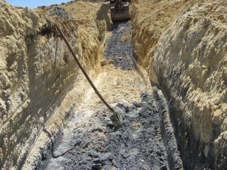 MAHMUTÇAVUŞ sahasında 2007 yılında sahada yapılan yarmalarda yüksek Mo değerleri alınmış olup yapılan sondajlarda limonitleşme-silisleşme ve breşik zonlar kesilmiştir.